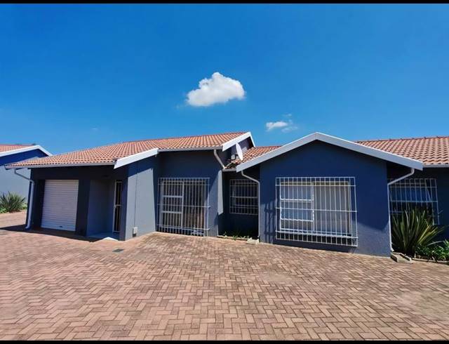3 BEDROOM TOWNHOUSE FOR SALE IN RACEVIEW